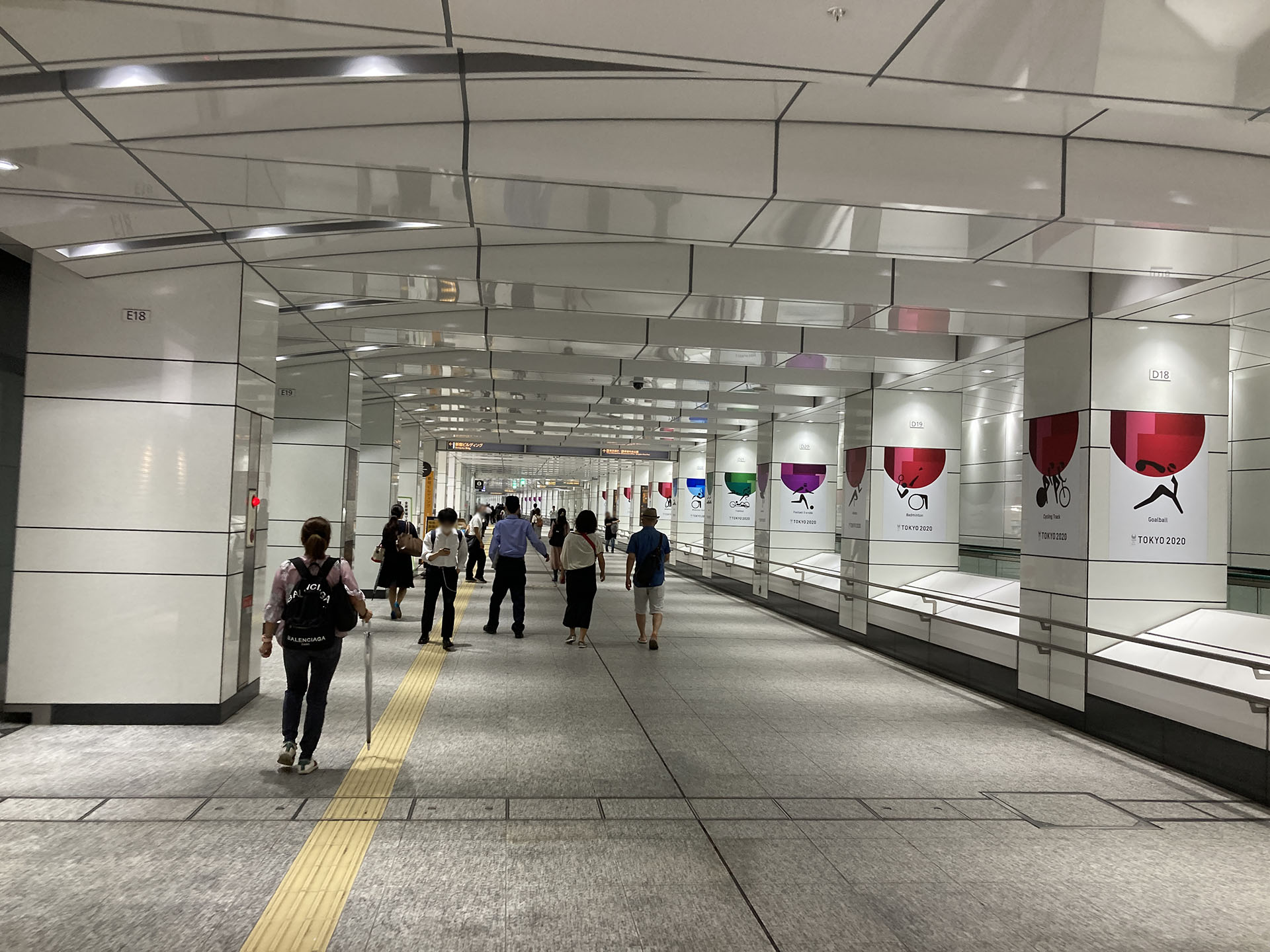 新宿駅から都庁へつながる地下通路