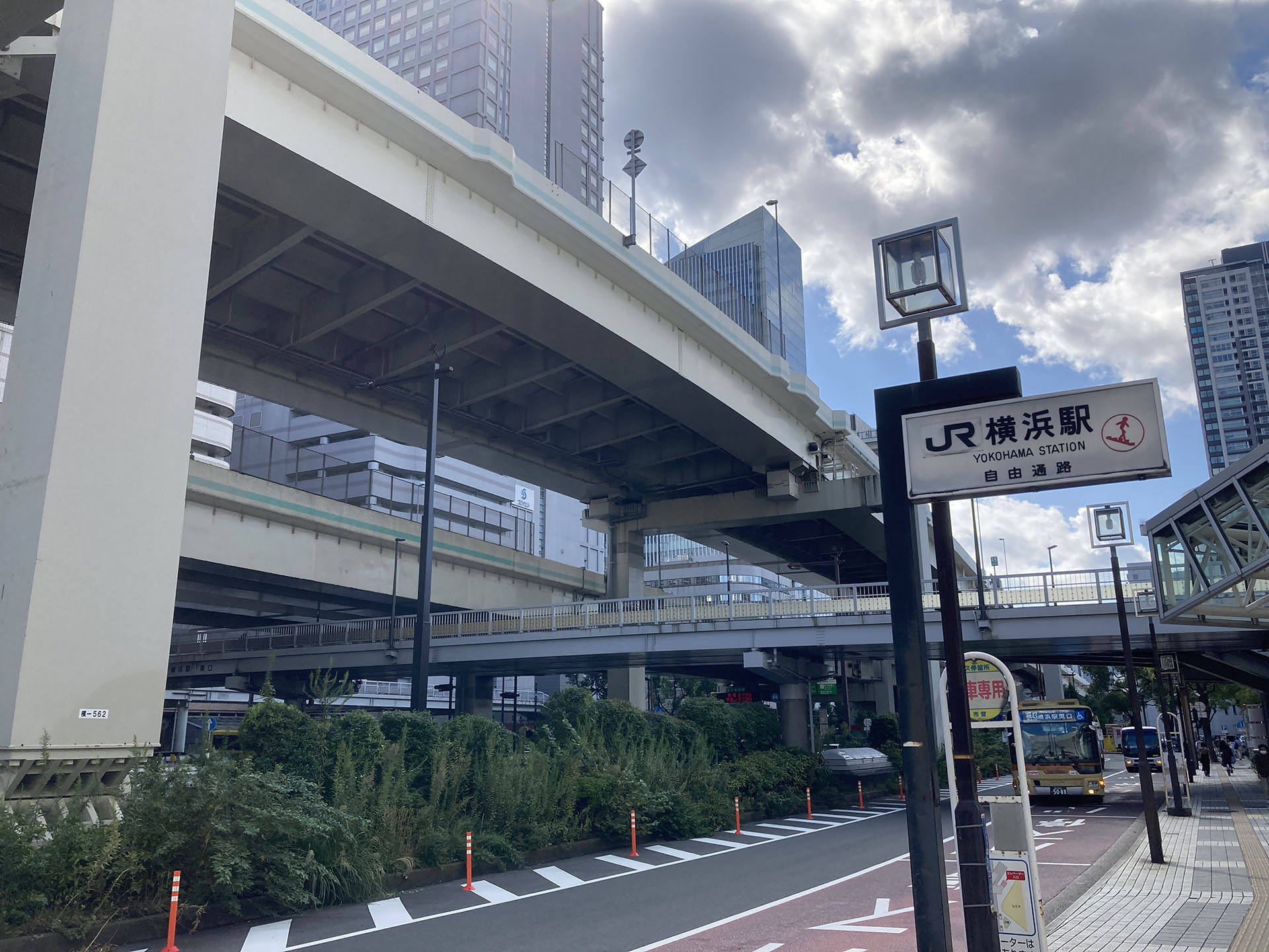 横浜駅東口前の降車専用バス停