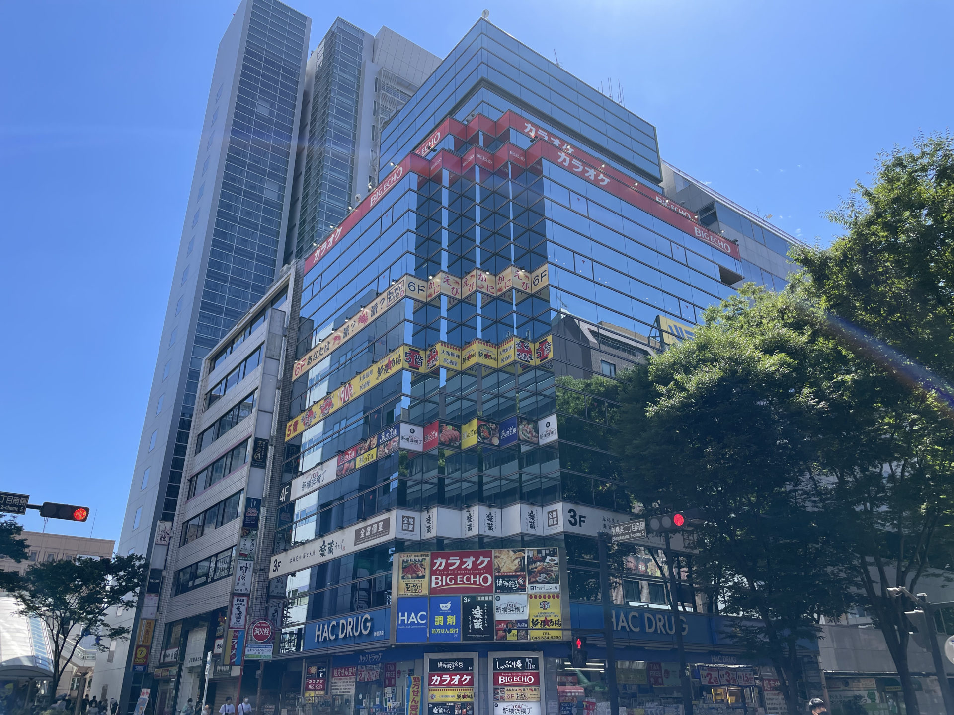 新横浜二丁目南側（通称：スタバの角）付近の飲食ビル。