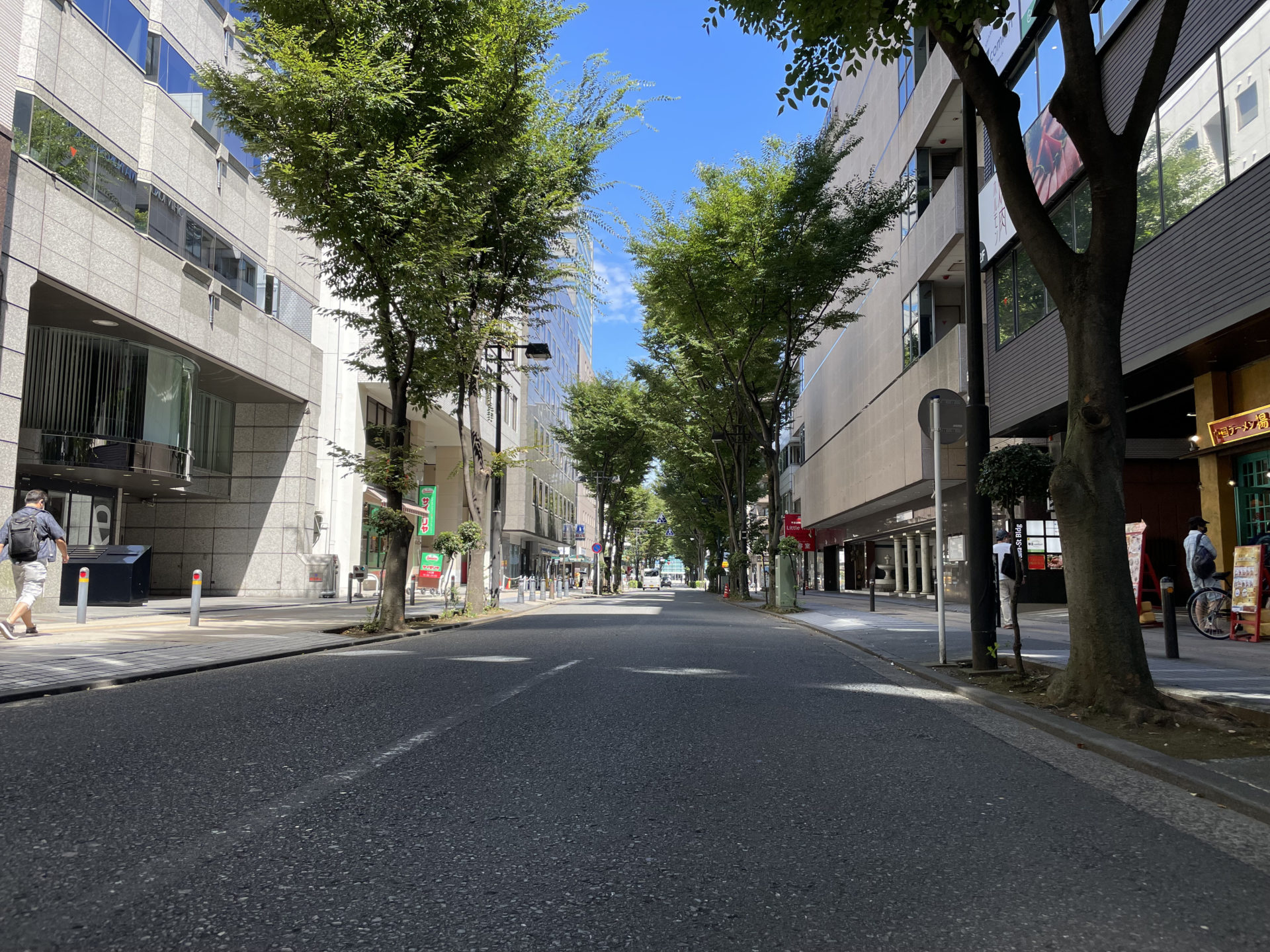 立ち並ぶオフィスビルの奥に横浜アリーナが見える。
